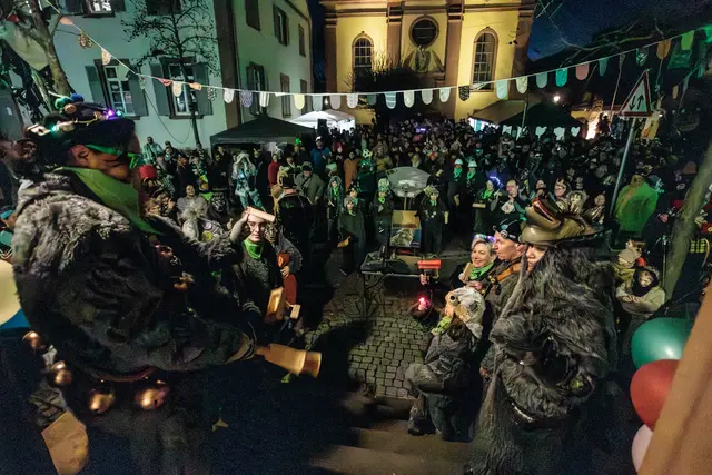jedes Jahr ein festes Event im närrischen Kalender - ordentlich was los beim Rathaussturm der Hagenbacher Wölfe | Foto: Paul Needham