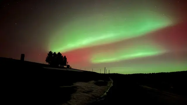 Polarlichter in Deutschland: Auf dem Schauinsland hat sich der Himmel am Abend leuchtend bunt gezeigt.  | Foto: Valentin Gensch/dpa
