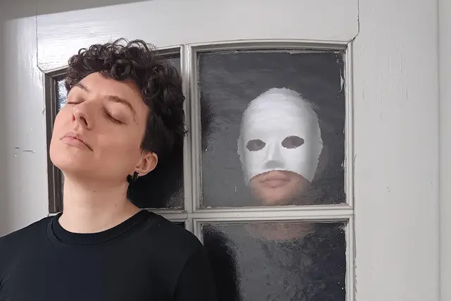 Studierende des Darstellenden Spiels an der RPTU im Stück „Draußen vor der Tür“ von Wolfgang Borchert: Esra Schwartz in der Rolle des Soldaten Beckmann und Noah Danner als Gott.  | Foto: Foto: Niklas Füllner