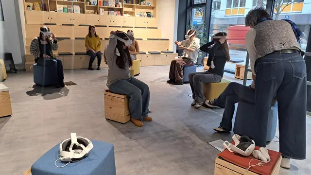 Tauchen in die Welt der Obdachlosigkeit ein: Die Schülerinnen des St.-Franziskus-Gymnasiums bereiten sich auf das VR-Erlebnis "Unhome" im "42kaiserslautern" vor | Foto: Monika Klein