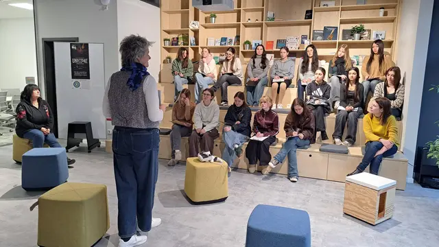 Antje Börner (Mitte), Ausstellungskuratorin im "42kaiserslautern", führte in das Thema Obdachlosigkeit ein und moderierte die abschließende Fragerunde | Foto: Monika Klein