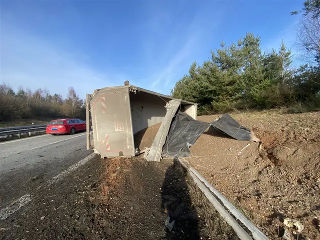 Durch den Zusammenstoß kippte der Baustellen-Lkw auf die Seite | Foto: Polizeiautobahnstation Kaiserslautern