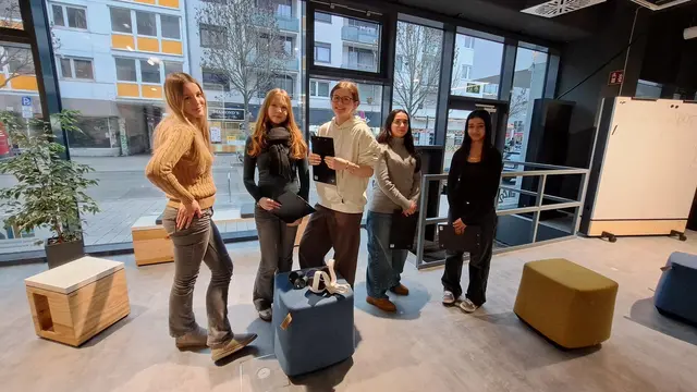 Beschrieben das VR-Erlebnis "Unhome" als realtitätsnah: Angelina Karpenko (links) sowie Mariam Sadat und Lava Ibrahim (rechts außen) tauschen sich mit ihren Mitschülerinnen über ihre Eindrücke aus | Foto: Monika Klein