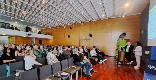 Knapp 200 Interessenten waren zu der ersten der drei Infoveranstaltung der Bau AG am Dienstag, 20. Januar 2026, gekommen. Vorstand Thomas Bauer und Gabriele Gehm (rechts) erläuterten unter anderem, nach welchen Kriterien die künftigen Mieter ausgewählt werden | Foto: Monika Klein
