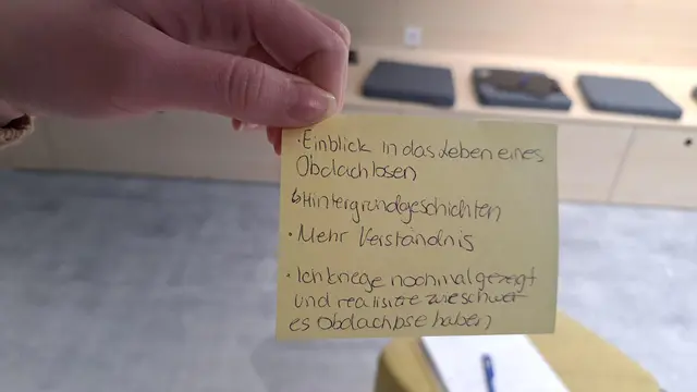 Die Schülerinnen waren angehalten, ihre Eindrücke zu der Situation von Obdachlosen auf Klebezetteln festzuhalten | Foto: Monika Klein