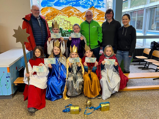 symbolische Geldübergabe durch (von links) FDK-Vorsitzender Wolfgang Katzmarek, Sternsinger, Uwe Mauch vom FDK-Vorstand, Elisabeth Stoehr von der Katholischen Gemeinde St. Elisabeth und Miriam Waldmann, Pfarrerin der Evangelischen Gnadenkirche. | Foto: Wolfgang Katzmarek