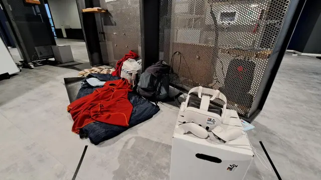 Zu der Ausstellung gehört auch eine Nachbildung des Hab und Guts eines Obdachlosen. Besucher können auch hier in das VR-Erlebnis "Unhome" eintauchen | Foto: Monika Klein