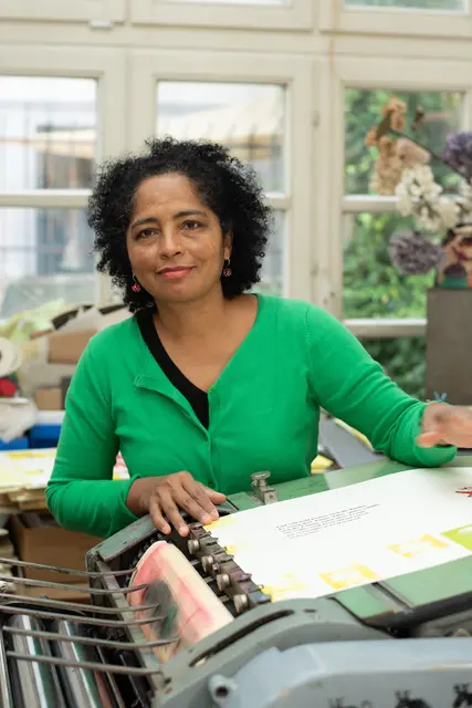Tita do Rêgo Silva hat bereits mehrfach in der Speyerer Winkeldruckerey gearbeitet und zählt dort seit Jahren zu den besonders geschätzten Künstlerinnen | Foto: Ele Rung/gratis