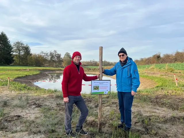 Roman Hein (links) und Gilbert Bürk am neuen Teich: Von dem Projekt überzeugt, stellte die Bürgerstiftung Bruchsal1.500 Euro zur Verfügung für die Aussaat zur Begrünung des Lebensraumes.  | Foto: BürgerStiftung Bruchsal