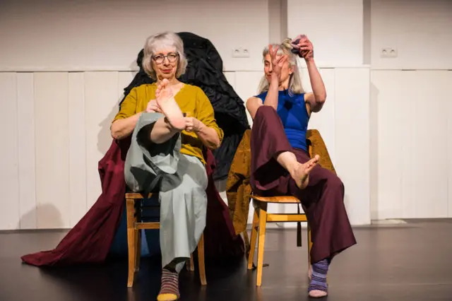 Setzen sich in dem Stück "Zwei Frauen falten sich" mit dem Alterns auseinander: die Darstellerinnen des Chawwerusch-Theaters Monika Kleebauer (links) und Miriam Grimm | Foto: Stephan Wriecz/gratis