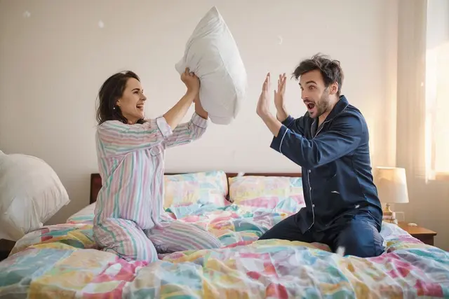 Mindestens alle 14 Tage sollte man seine Bettwäsche wechseln - viele Deutsche nehmen es damit aber nicht so genau | Foto: Heike Schwitalla - erstellt mit KI