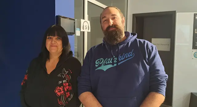 Die Caritas-Mitarbeiter Jessica Pfaus und David Jörg berichten aus ihrem beruflichen Alltag mit Obdachlosen | Foto: Monika Klein