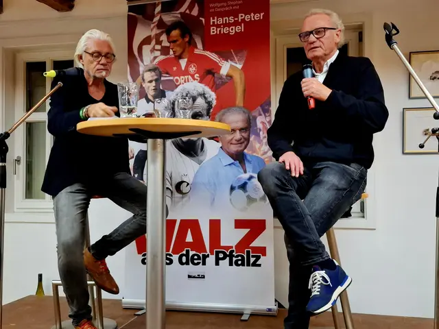 Autor Wolfgang Stephan und Fußballlegende Hans-Peter Briegel | Foto: Brigitte Melder