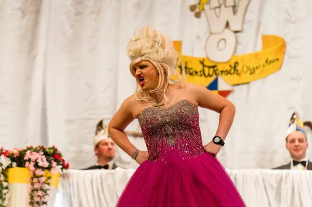 Die Bütt zeigt sich heute immer moderner und wird Bühne für schrille Drag-Queens | Foto: Kim Rileit