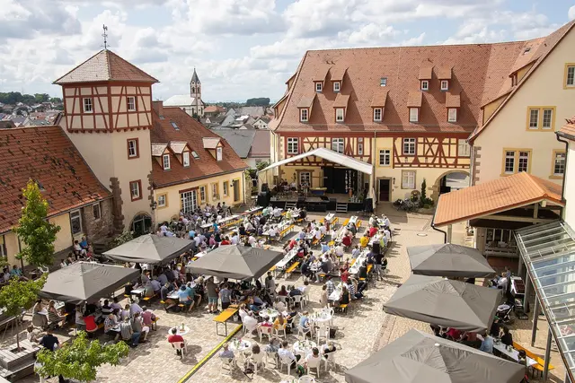 Das CVJM-Lebenshaus in Unteröwisheim ist ein Treffpunkt für Menschen aus ganz Baden; hier bei den jährlichen Sommerkonzerten im Schlosshof | Foto: cvjm baden (archiv)