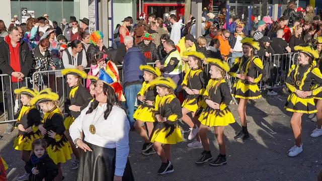 Tanzgruppen und Fußformationen sorgen beim Fasenachtsumzug für Bewegung, Musik und ausgelassene Stimmung entlang der Strecke. | Foto: Stadtverwaltung Zweibrücken