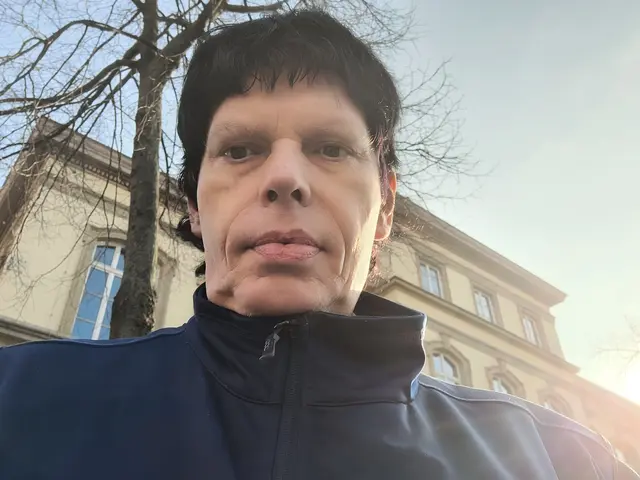 Andreas Klamm stellt detaillierten Haushaltsplan und Finanzplan zur Gründung einer Familie vor. | Foto: Andrew P. Harrod