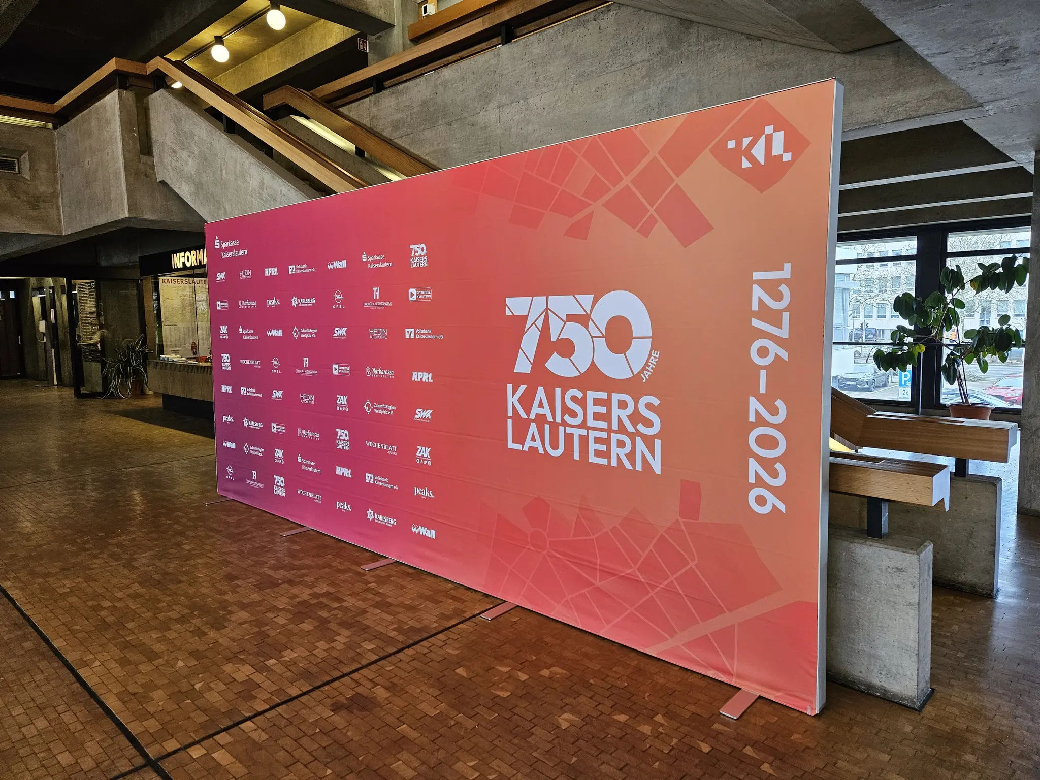 Fotowand-im-Rathaus-Mit-dem-eigenen-Foto-ins-Jubil-umsjahr