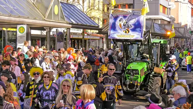 Dicht gedrängt stehen die Zuschauer entlang der Strecke, während der Fastnachtsumzug mit aufwendig geschmückten Wagen durch die Zweibrücker Innenstadt zieht. | Foto: Stadtverwaltung Zweibrücken