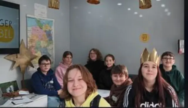 Die Sternsinger im Sternsingermobil | Foto:  Inge Lütz 