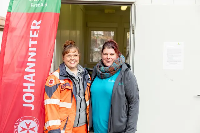 Sabrina Markgraf (links) mit Medicops-Kollegin Svenja Schuchardt. | Foto: Till Kretner