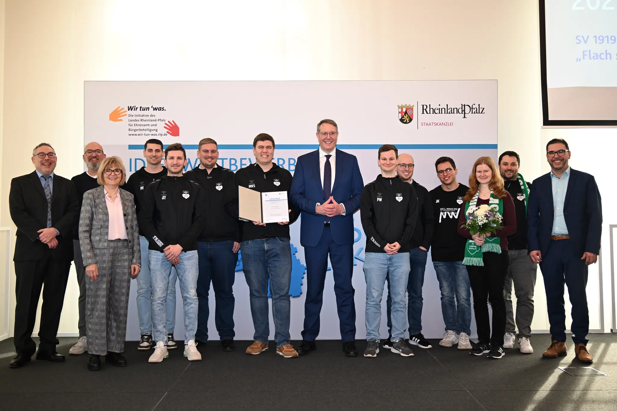 Ministerpr-sident-Alexander-Schweitzer-zeichnet-SV-Lemberg-aus