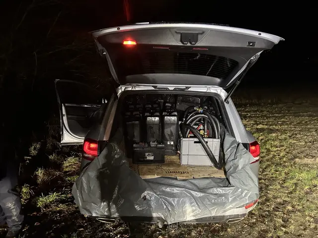 Insgesamt hatte der Mann 23 Kanister bei sich, von denen bereits 13 mit Diesel befüllt waren | Foto: Polizeiinspektion Waldfischbach-Burgalben