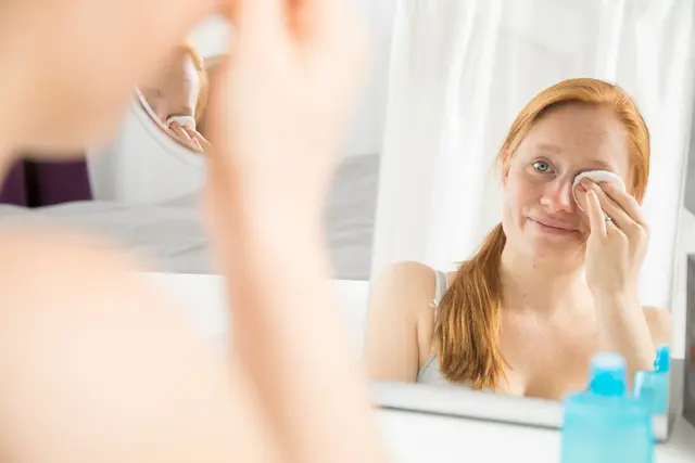 Mizellenwasser, Einmaltücher oder waschbare Pads – im Abschminktest der Stiftung Warentest schnitten viele Produkte mit „gut“ ab | Foto: Christin Klose/dpa-mag