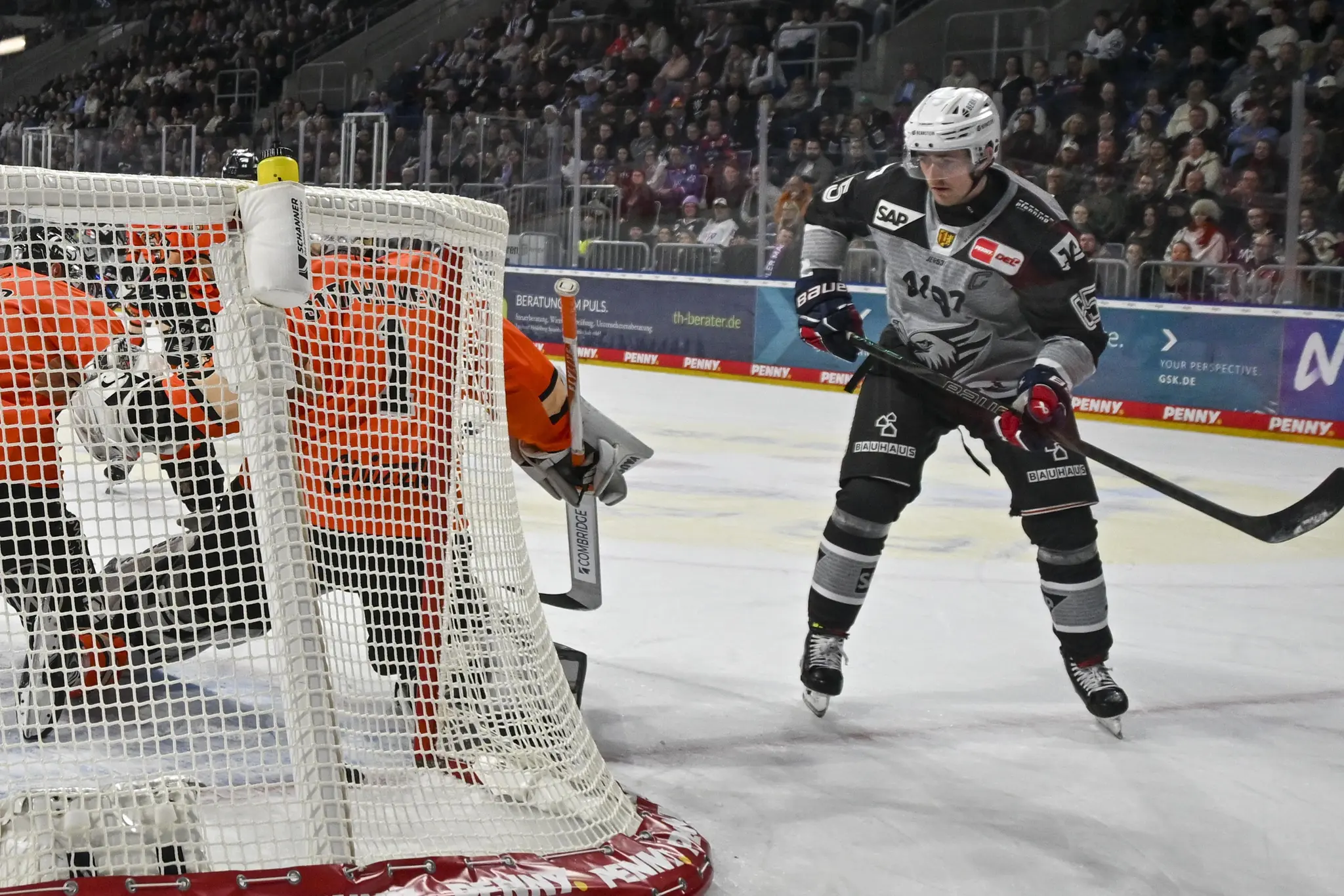 Adler-Mannheim-Heimsieg-gegen-Wolfsburg-Der-Familientag-am-Sonntag-ist-ausverkauft-