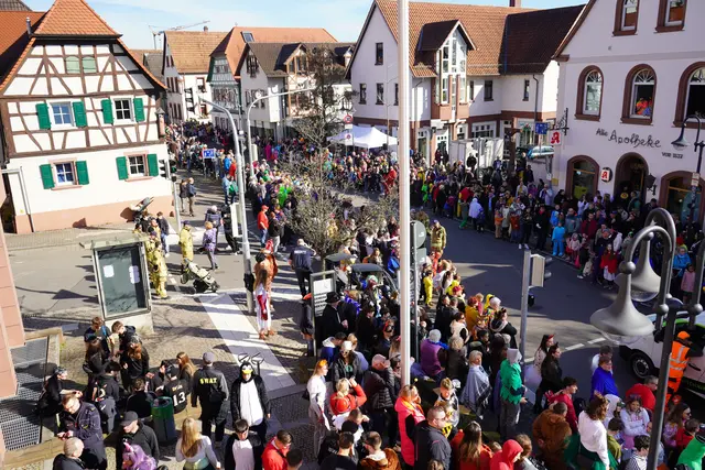 Faschingsumzug Herxheim 2026: Der Ortskern rund um das Rathaus und entlang der Hauptstraße ist das Herzstück des Faschingsumzugs und ist gut gefüllt mit Närrinnen und Narren, hier zog im Vorjahr das sonnige Wetter besonders viele Umzugszuschauerinnen und -zuschauer neben die Herxheimer Straßen | Foto: Katharina Wirth