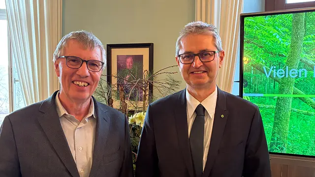 Dr. Ulrich Matthes (rechts) leitet mit seiner langjährigen Erfahrung Forschungsprojekte wie „Klimawald 2100“. Staatssekretär Erwin Manz wünschte ihm viel Erfolg | Foto: Landesforsten.RLP.de / Lara Rennette/gratis