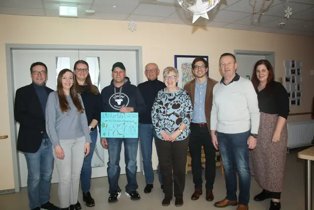 Die Lichterfahrt in der Verbandsgemeinde Ramstein-Miesenbach war wieder ein voller Erfolg. Die Organisatoren Sandra und Stefan Fischer übergaben den Erlös in Höhe von rund 4.900 Euro an den Förderverein des stationären Hospizes „Hildegard Jonghaus“. Von links: Marcus Klein, Melanie Schmitt, Sandra und Stefan Fischer, Dr. Jürgen Gabriel, Vera Lang, Christoph Bretscher, Ralf Hersina und Panja Schütz.  | Foto: Foto: Richter