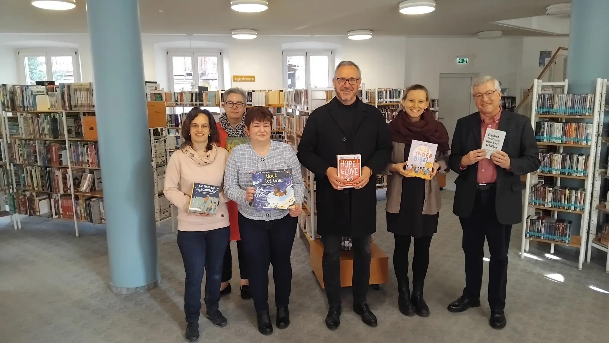 Kirchengemeinde-spendet-Hoffnungsb-cherkiste-an-die-Germersheim-Stadtbibliothek