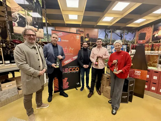 Bei der Vorstellung des Jubiläumsweins und des Jubiläumsseccos: Alexander Heß (von links), Michael Schroth, Rouven Leibrock, Georg Diehl, Oberbürgermeisterin Beate Kimmel | Foto: Stadt Kaiserslautern/gratis