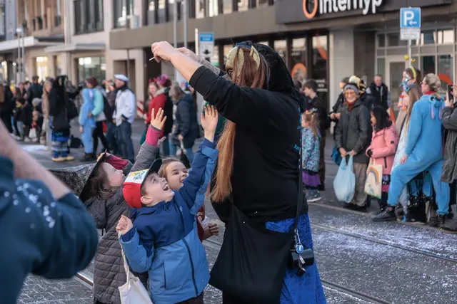 Straßenfastnacht in Karlsruhe: Die Süßigkeiten sorgen vor allem bei den kleinen Umzugsbesucherinnen und -besuchern für strahlende Augen | Foto: Paul Needham