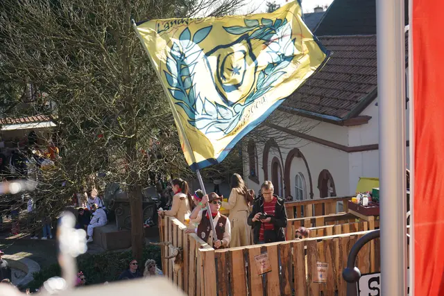 Der Herxheimer Faschingsumzug bildet den Abschluss der südpfälzischen Straßenfasnacht und gilt als einer der größten in der Region. Auf diesem Bild ist die Landjugend Insheim mit einem Cowboymotto und der sprachlichen Anpassung in "Schorloon" zu sehen. | Foto: Katharina Wirth