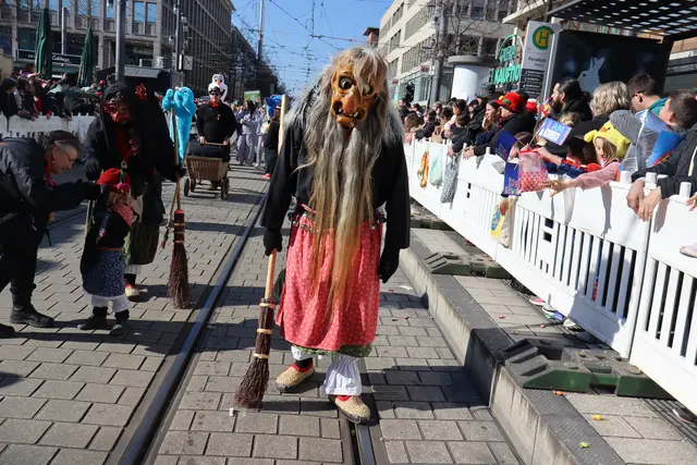 Die Hexen ziehen auf dem Mannheimer Umzug 2025 am Paradeplatz vorbei zu den Planken | Foto: Julia Glöckner