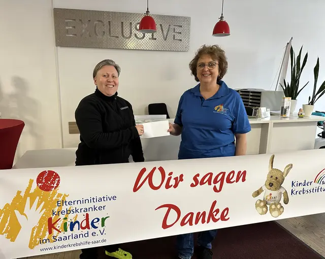 Mit gutem Beispiel voran: Die Mitglieder von Exclusive Landstuhl haben in der Weihnachtszeit 820 Euro für die Elterninitiative krebskranker Kinder gesammelt. Kürzlich übergab die Clubmanagerin Kathrin Kleeberg (links) die Summe an die Spendenbeauftragte Christel Noll aus Landstuhl.  | Foto: Noll