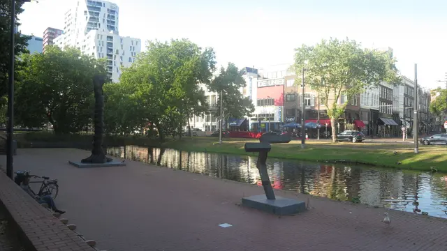 Die Mulden-Rigolen, die entlang eines langen Abschnitts von Westersingel verlaufen, wurden als Parks gestaltet. Dafür wurden mehrere Spuren der früheren breiten Verkehrsachse umgestaltet und entsiegelt.  | Foto: Julia Glöckner