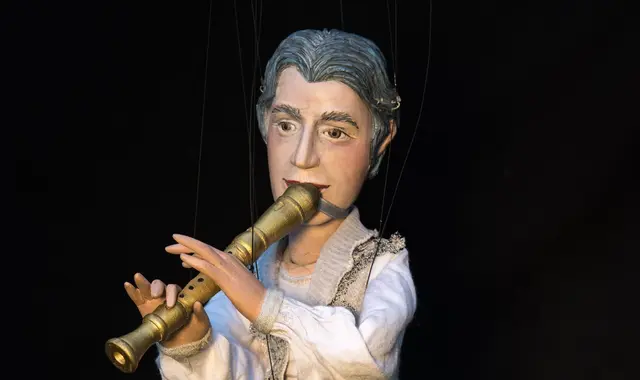 Die Erfurter Figurenspielerin Christiane Weidringer präsentiert Mozarts Oper „Die Zauberflöte“ im Dornerei-Theater. | Foto: Joerg Ermisch