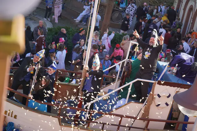 Der Veranstalter kommt zum Schluss: Das "Narrenschiff" des CVH ist traditionell das Ende des Faschingsumzugs in Herxheim | Foto: Katharina Wirth