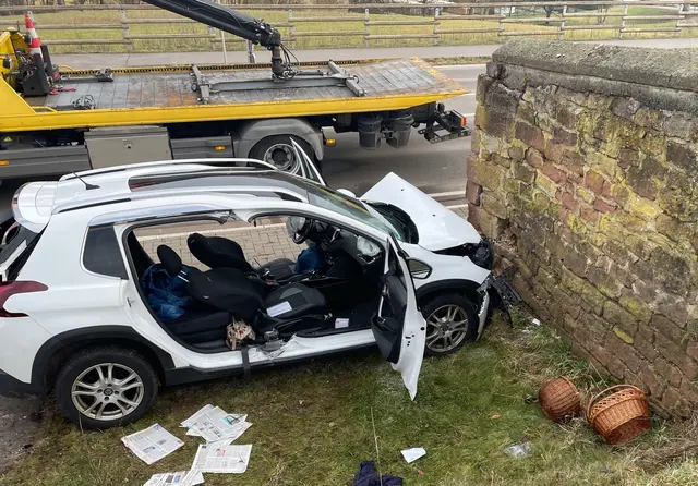 Das Fahrzeug überfuhr zunächst ein Verkehrszeichen und prallte anschließend ungebremst frontal gegen eine Steinmauer | Foto: Polizeiinspektion Rockenhausen