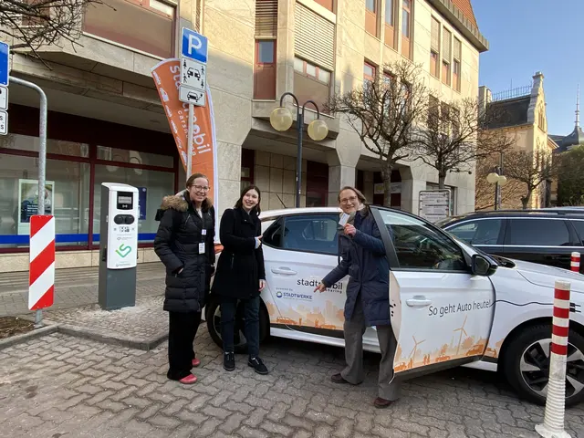Carsharing mit Elektroantrieb (v.l.n.r.): Martina Annawald, Fachbereichsleiterin Stadtentwicklung und Bauwesen, Lea Kraft von Stadtmobil Rhein-Neckar und Christine Locher, Abteilungsleiterin Verkehrsplanung, vor der neuen Ladesäule für das E-Auto aus der Carsharing-Flotte. | Foto: Stadtverwaltung Neustadt