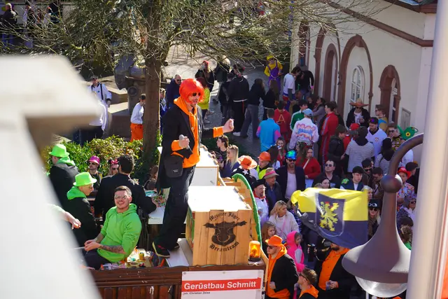 Dieser Mann stand besonders hoch und hatte nicht nur das Mikrofon um die Menge in Faschingsstimmung zu bringen, sondern auch massig gute Laune | Foto: Katharina Wirth