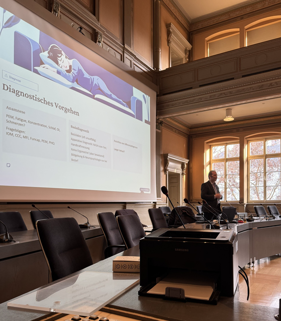 Dozent Dr. med. Michael Jelden aus Homburg/ Saar bei der ärztlichen Weiterbildung. | Foto: Privat