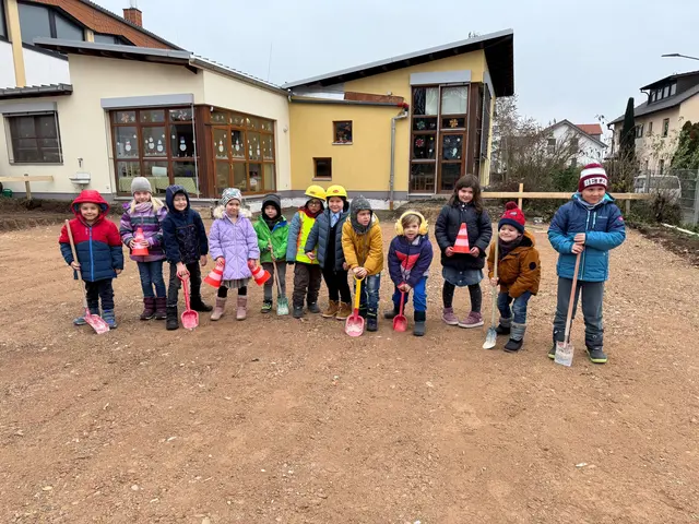 Symbolischer Spatenstich für den Anbau an der Kindertagesstätte in Kindenheim: Die kleinsten Bürger der Gemeinde freuen sich schon drauf, dass der Anbau bald in Betrieb gehen kann.  | Foto: VGL/Schifferstein