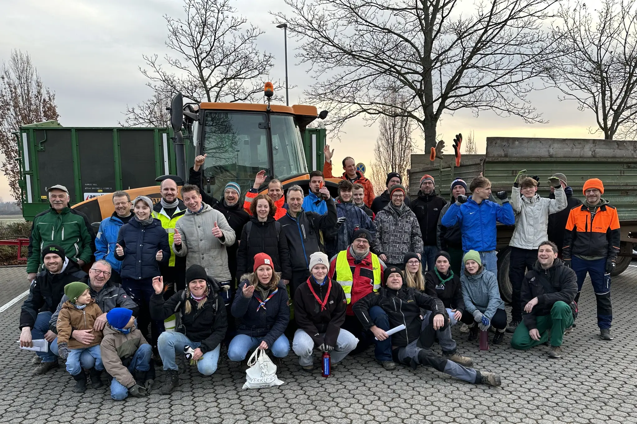 Pfadfinder-sammeln-Weihnachtsb-ume-ein-und-spenden-Erl-s-nach-Kenia