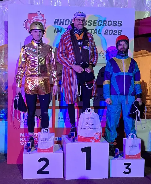 Schob sich auf den Bronzerang beim ersten Klappradrennen
(v.l.n.r.: Hendrik Liebau, Jörg Reiche, Peter Sziedat) | Foto: |LWeller