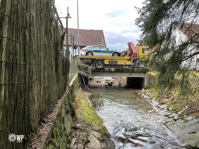 Das verunfallte Fahrzeug wurde mithilfe eines Abschleppwagens aus dem Bachbett geborgen | Foto: Polizeipräsidium Westpfalz
