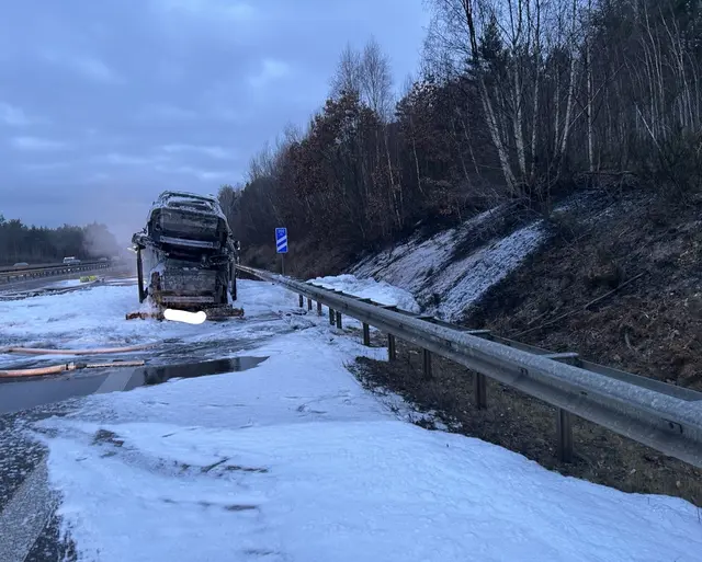 Für die Löscharbeiten und die anschließende Bergung musste die A6 im Bereich der Anschlussstelle Kaiserslautern-West vollständig gesperrt werden | Foto: Polizeiautobahnstation Kaiserslautern